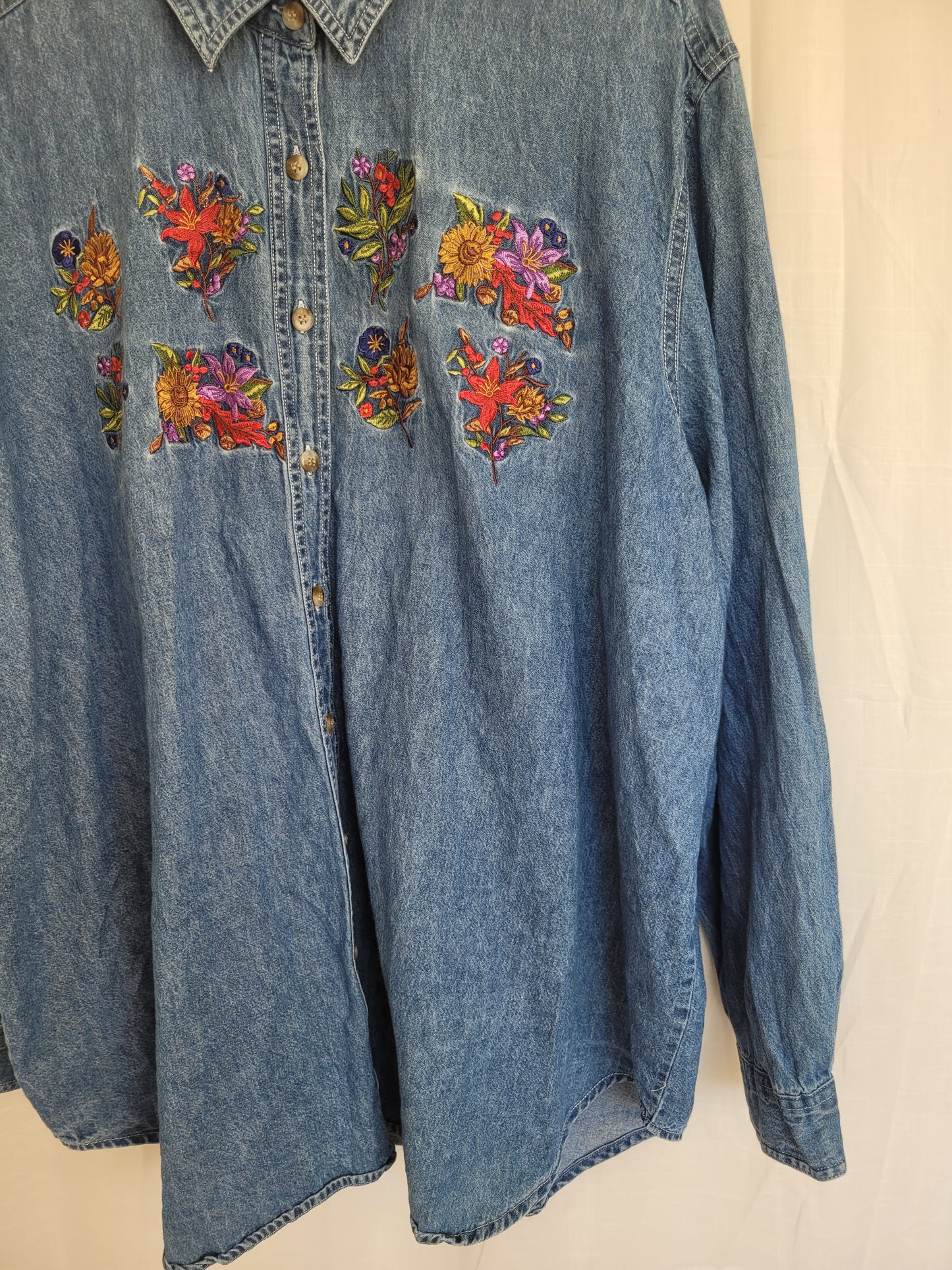 Golden Harvest ๐พ - vintage denim blouse with embroidered flowers - size XL/XXL