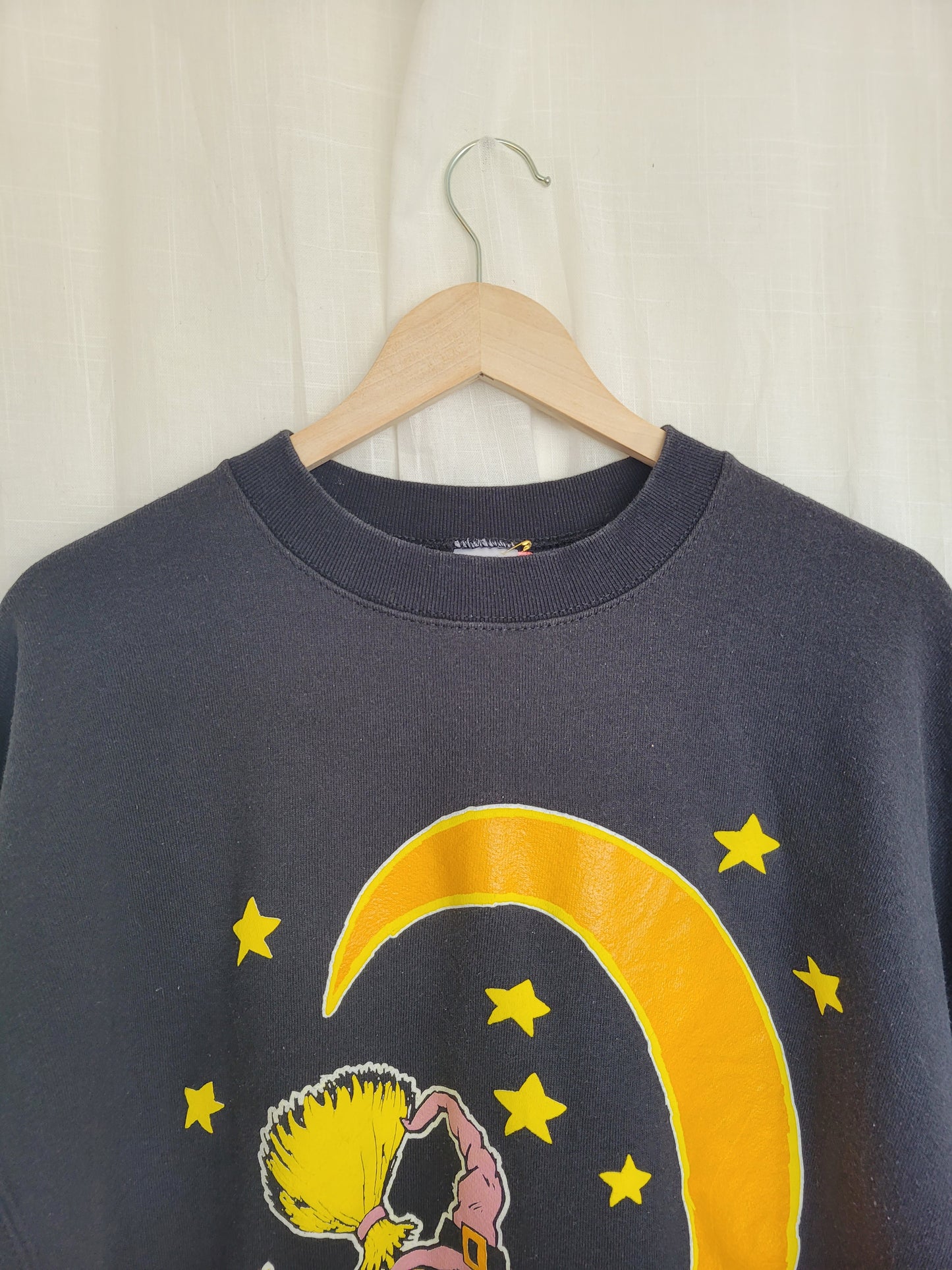 Moonlight Spellbound ๐ฎ - vintage crewneck sweater with witch in moon image - size XL