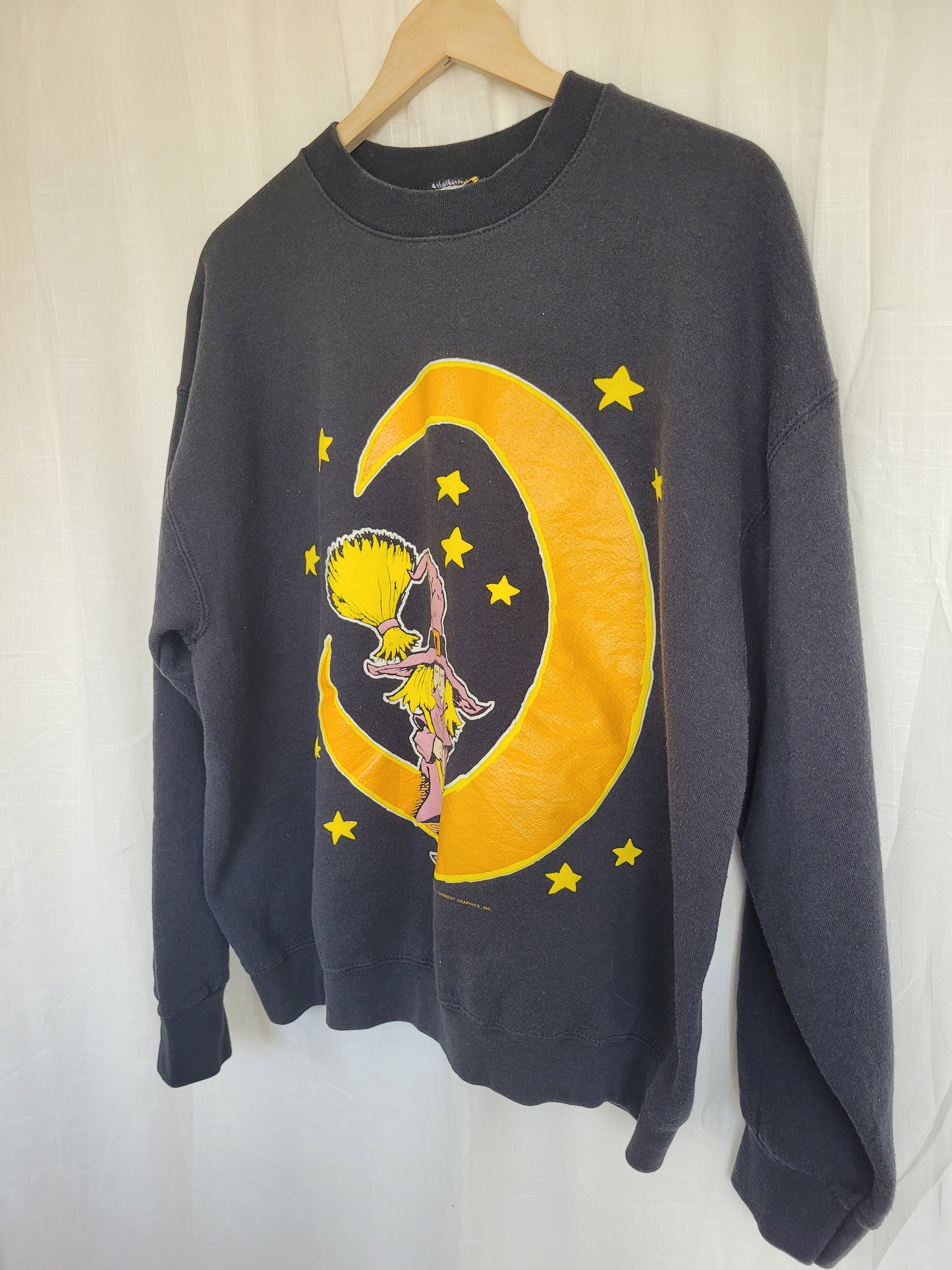 Moonlight Spellbound ๐ฎ - vintage crewneck sweater with witch in moon image - size XL