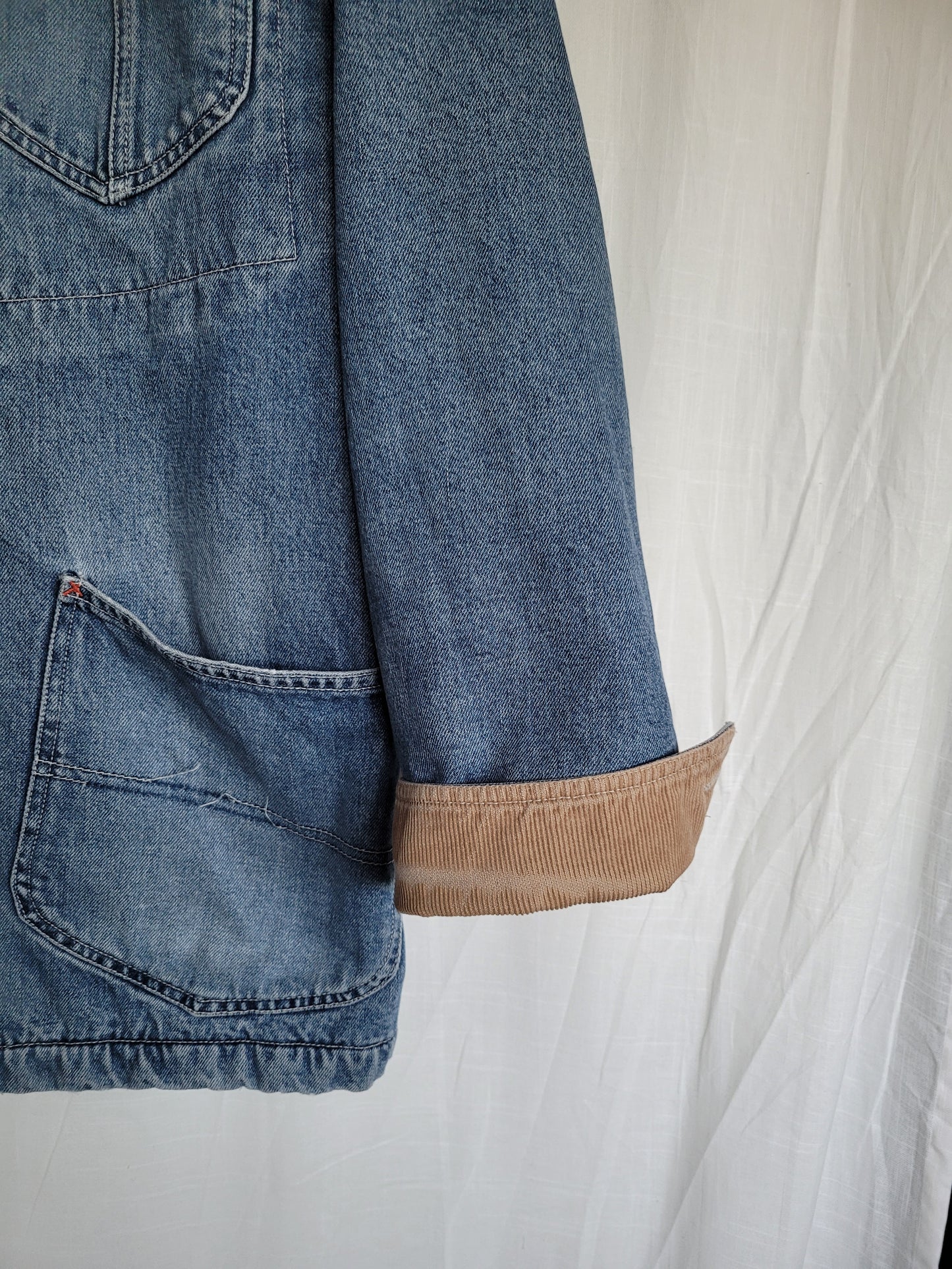 π Fields of Red & Blue - vintage denim jacket with red fleece lining - size M