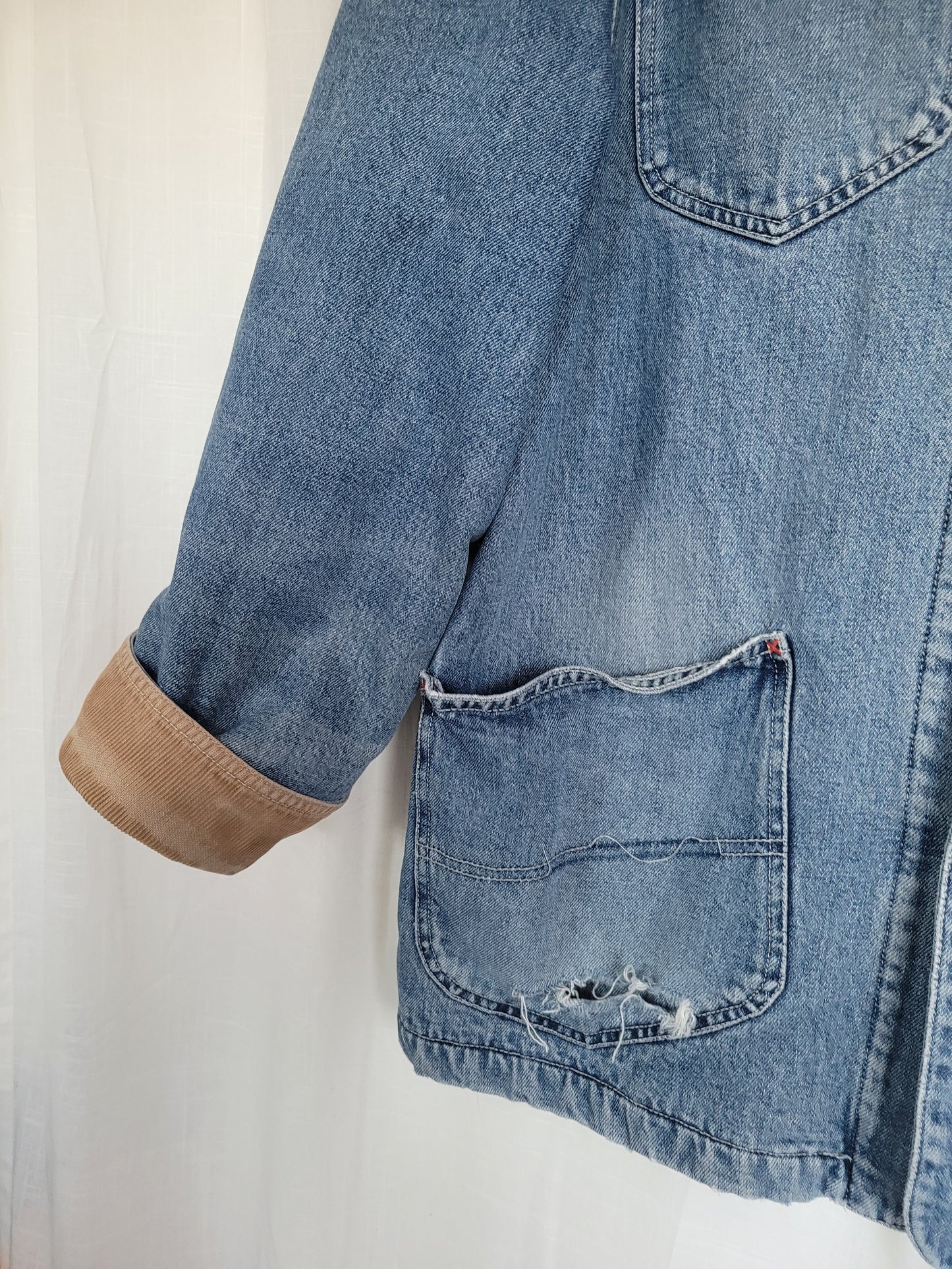 π Fields of Red & Blue - vintage denim jacket with red fleece lining - size M