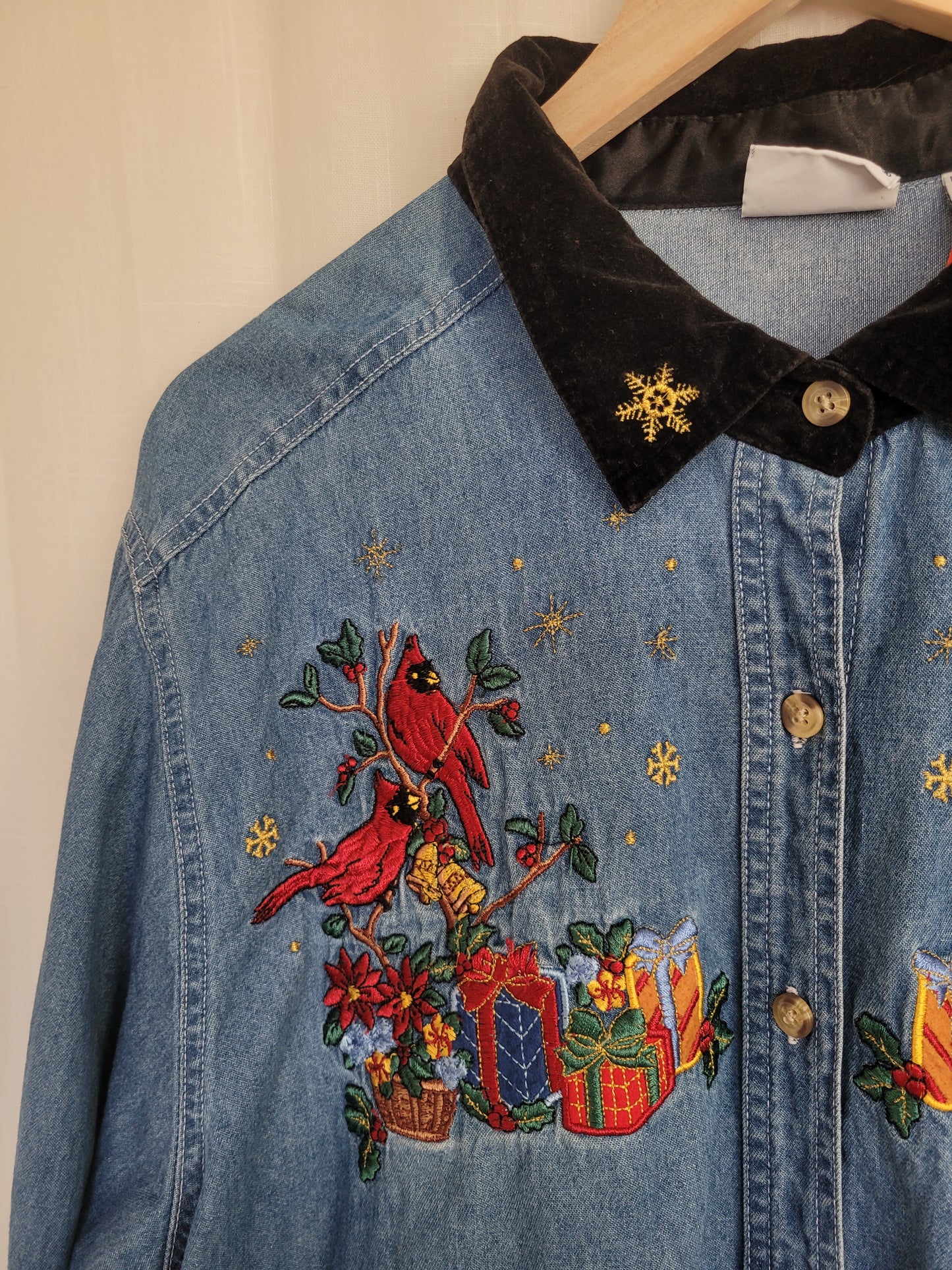 ποΈ Cardinals & Gifts - vintage denim blouse with embroidered Christmas details - size XL