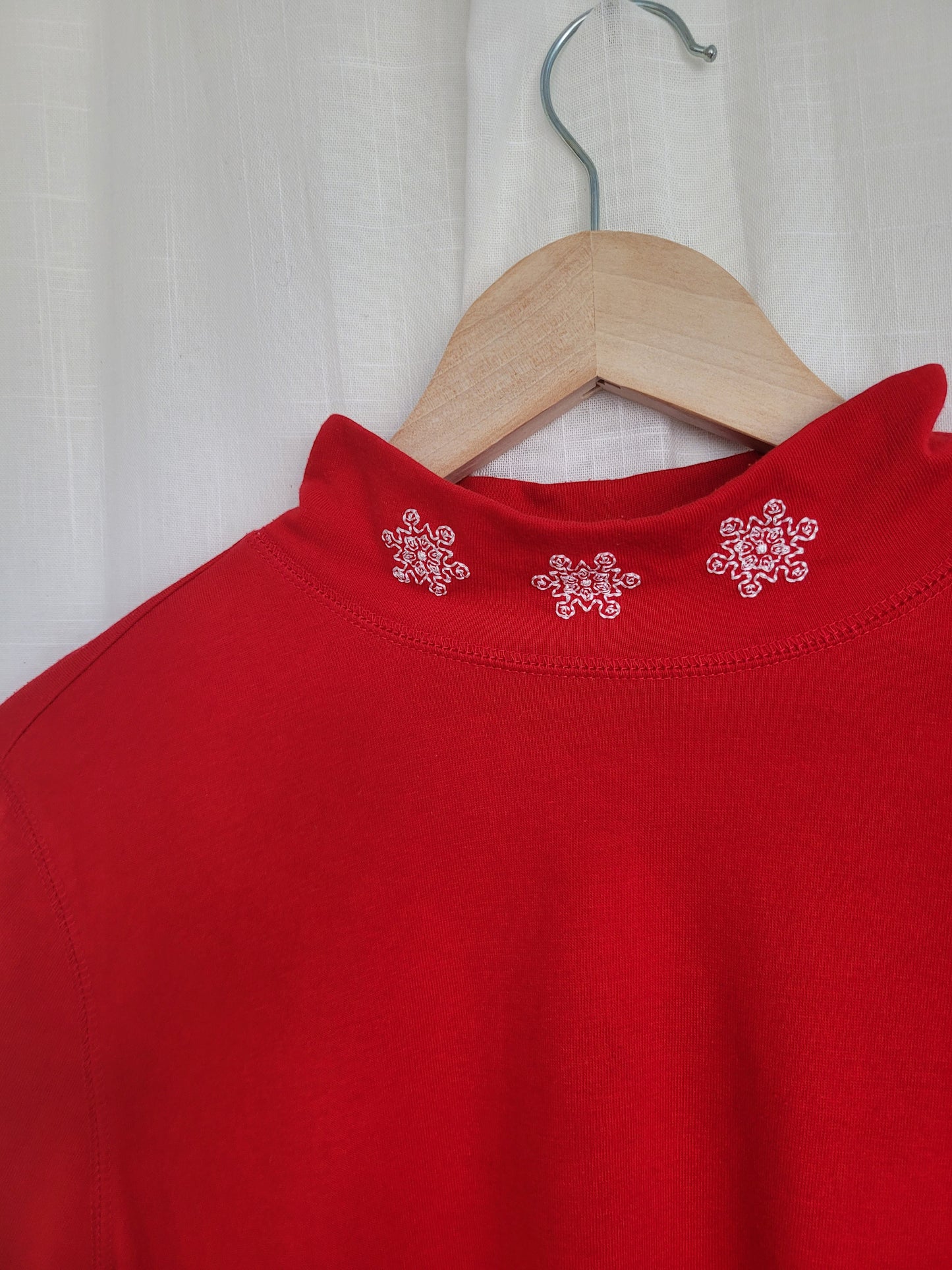 🌟 Frost-Kissed Red - vintage turtleneck with embroidered snowflakes - size M