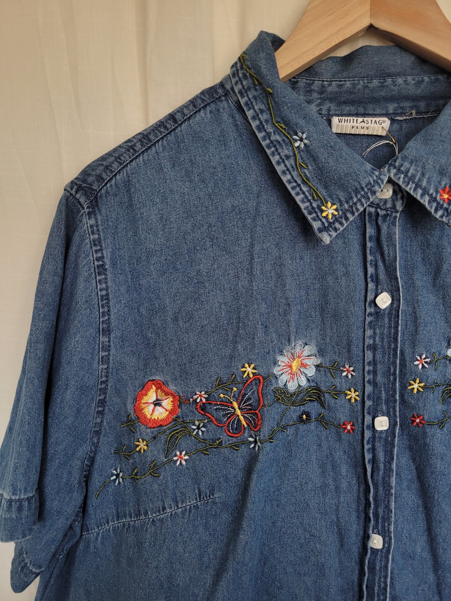 πΈ Butterfly Bloom - vintage cropped denim shirt with embroidered details - size L/XL