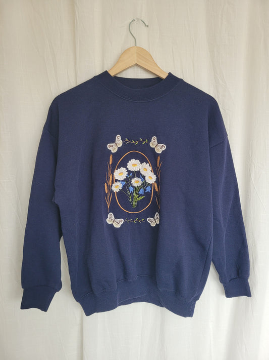 🌿 Garden Portrait - vintage crewneck sweater with embroidered flowers and butterflies - size S/M