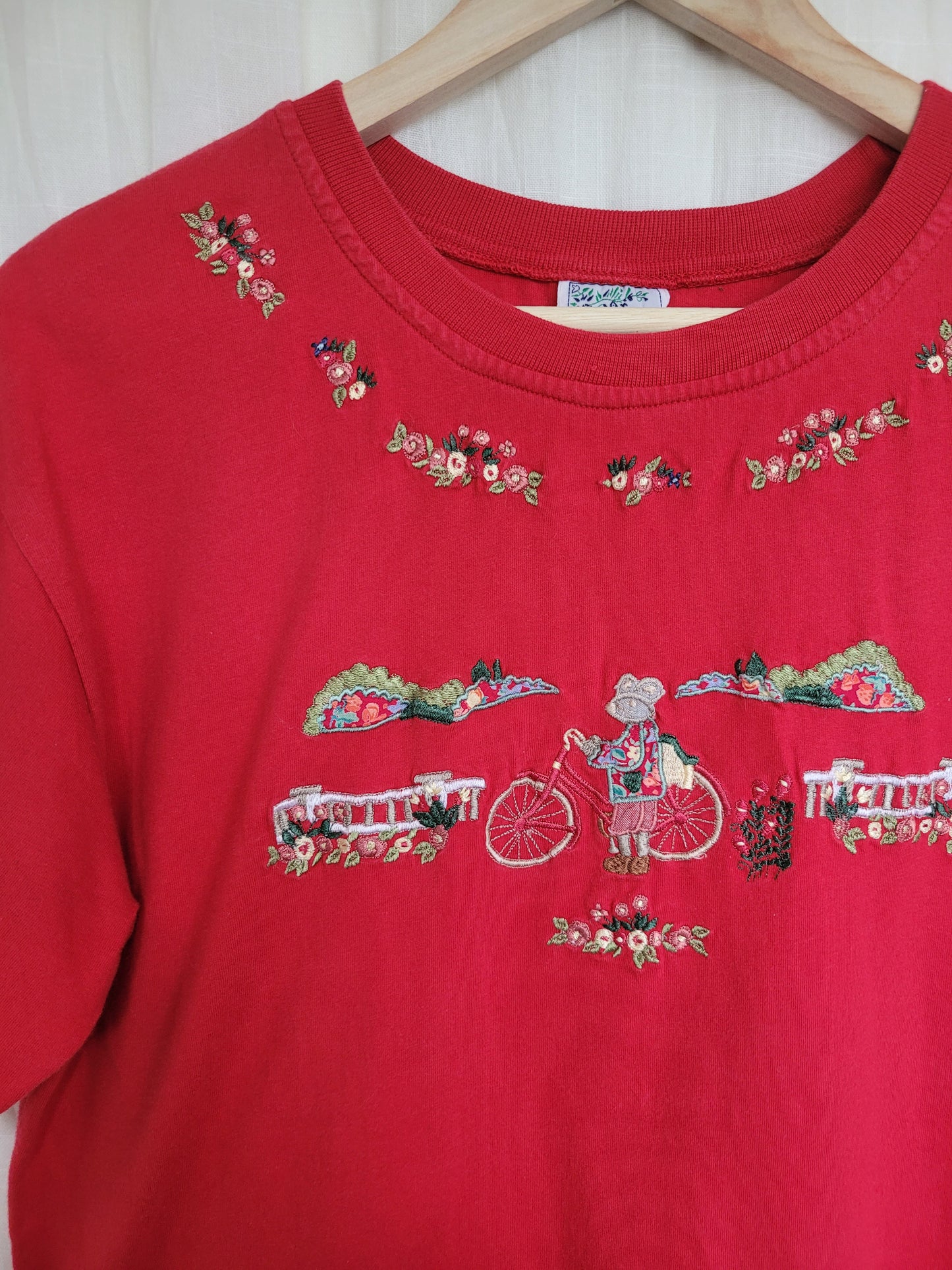 ๐ญ Tiny Adventures - vintage t-shirt with embroidered flower and mouse details - size M