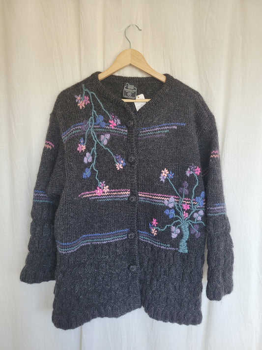 💜 Pink & Purple Bloom - vintage woollen cardigan with embroidered blossomflowers - size M