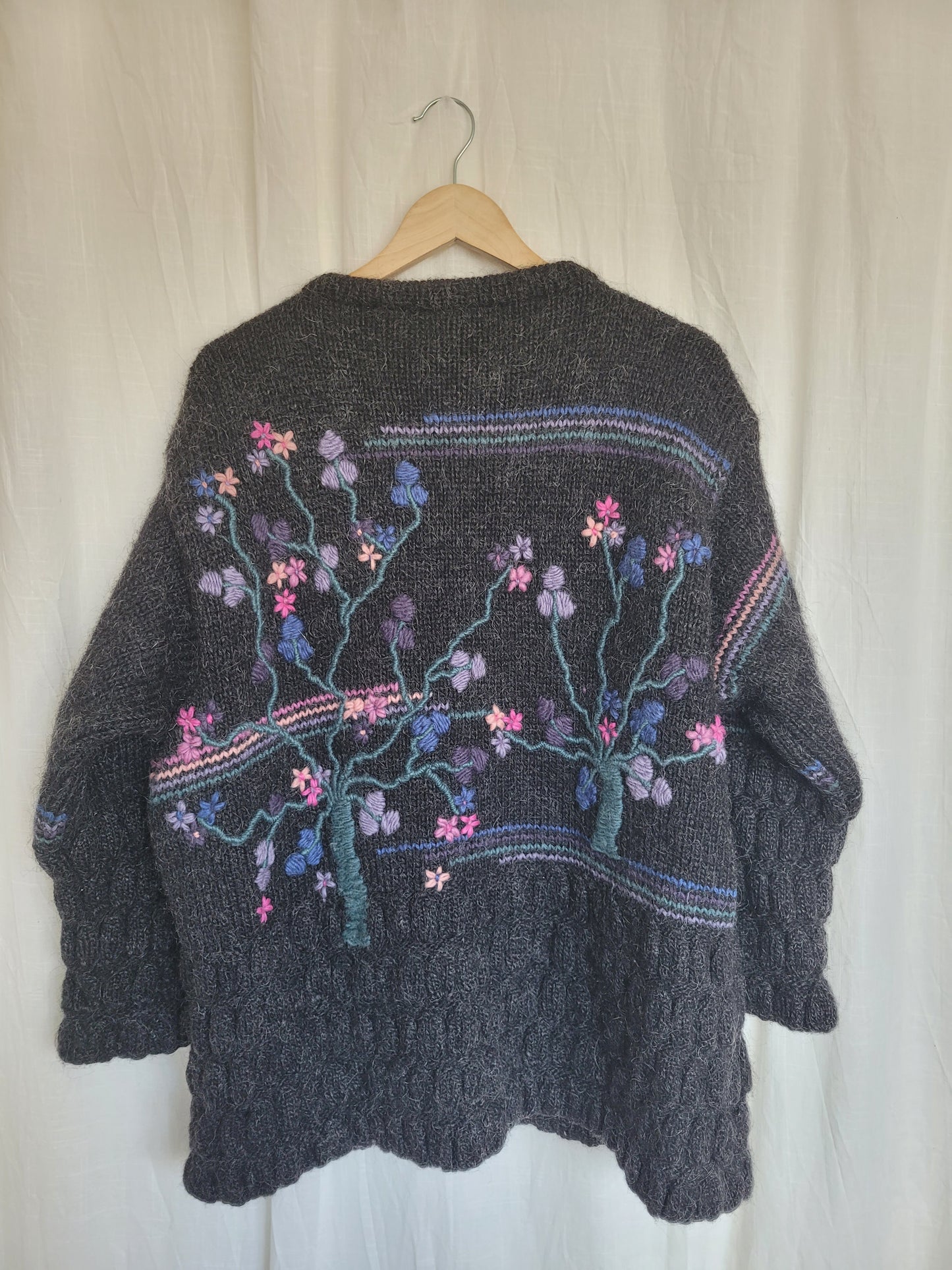 π Pink & Purple Bloom - vintage woollen cardigan with embroidered blossomflowers - size M