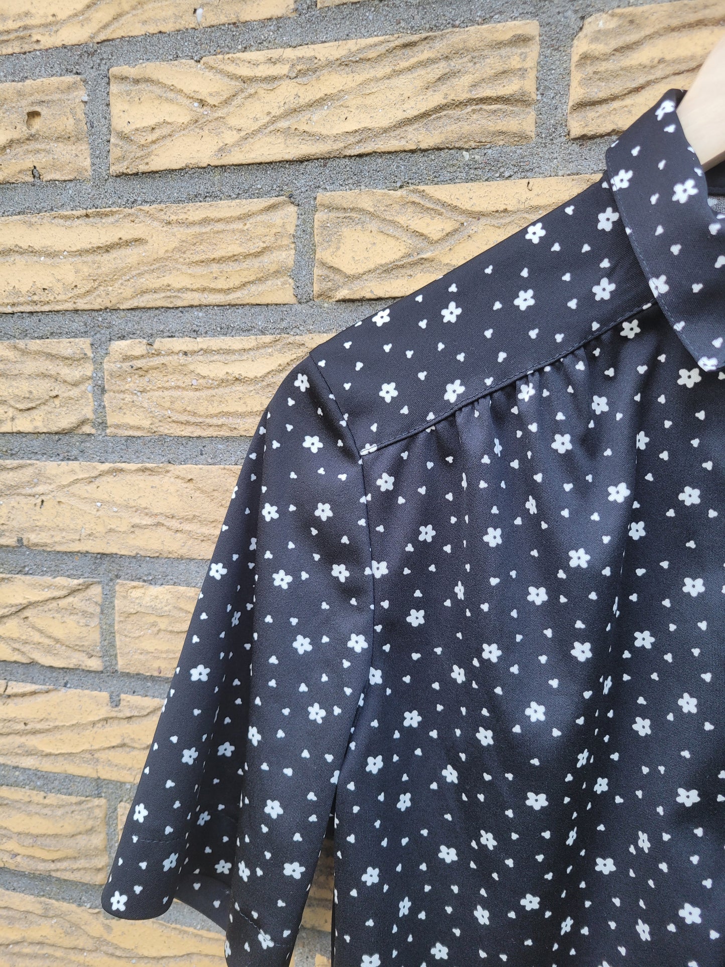 π€ Wildflower Silhouette - vintage black blouse with flower pattern - size M