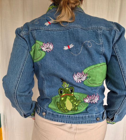 πΈ The Best-Dressed Pond in Town - vintage denim jacket with patchwork and embroidered frogs - size S/M