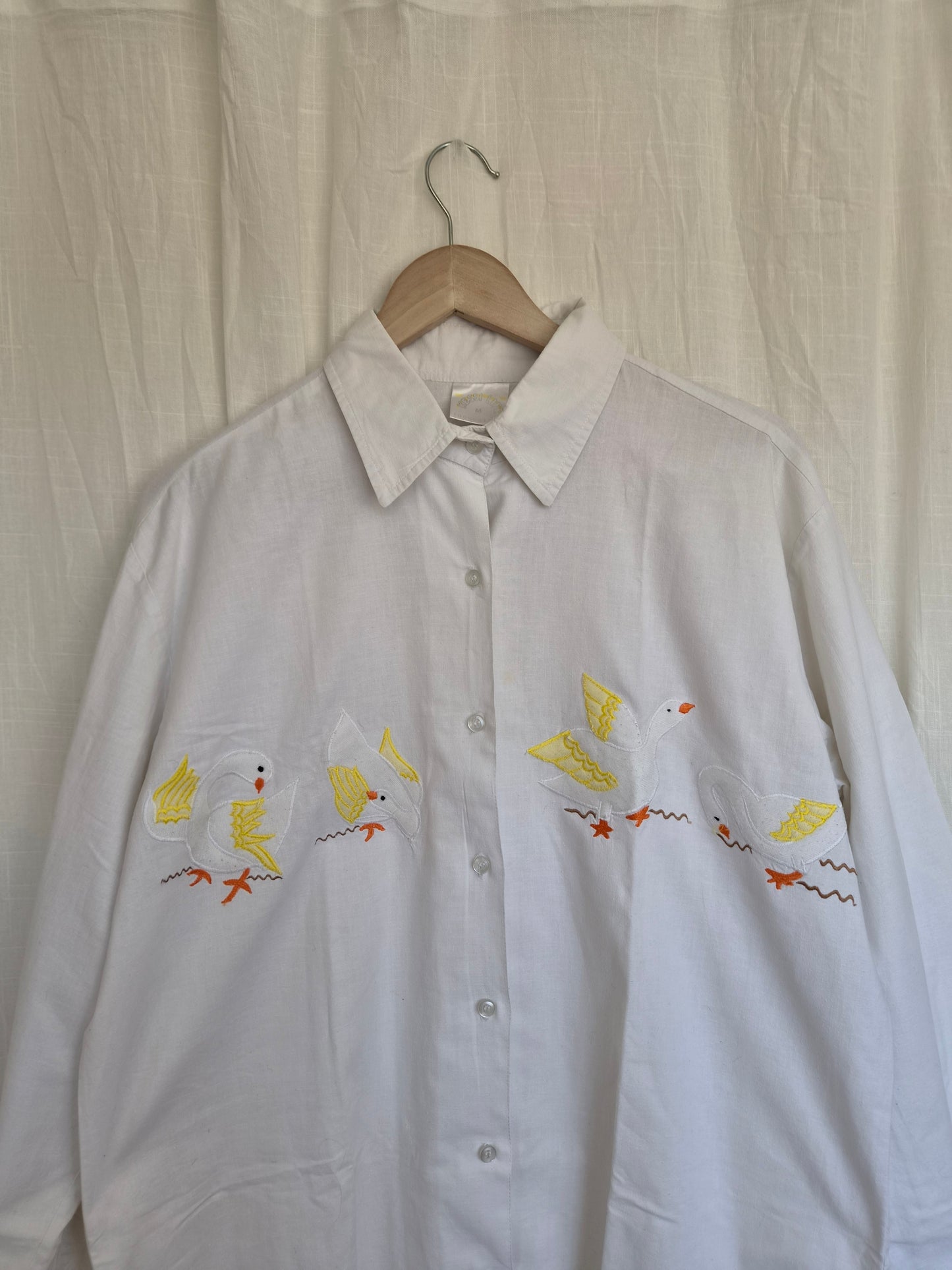 🪿 Four Feathered Friends - vintage white cotton shirt with embroidered geese - size L/XL