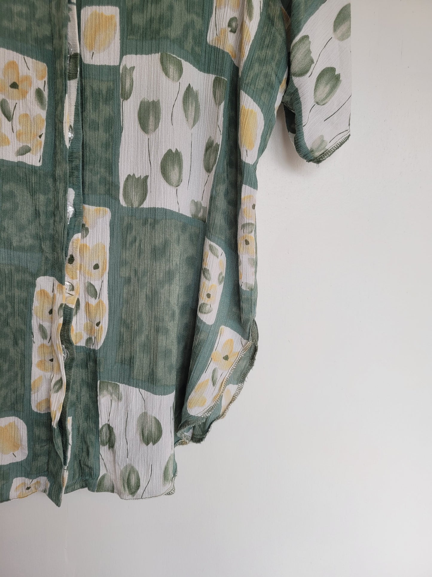 Green Tulips - elegante vintage blouse met lichtgroen bloemen patroon - maat M