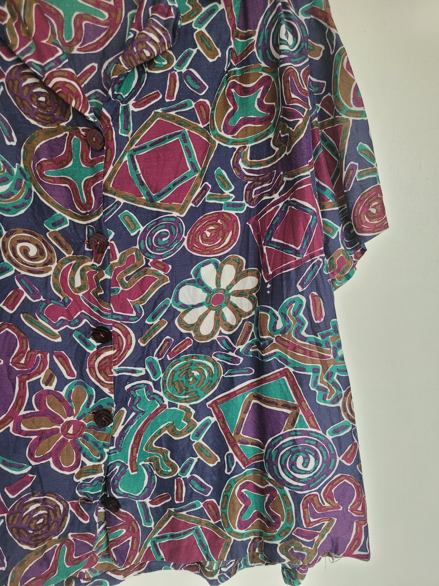 Fun and Funky - vintage blouse in diep paarse/blauwe kleuren met abstracte vormen en bloemen - maat M/L