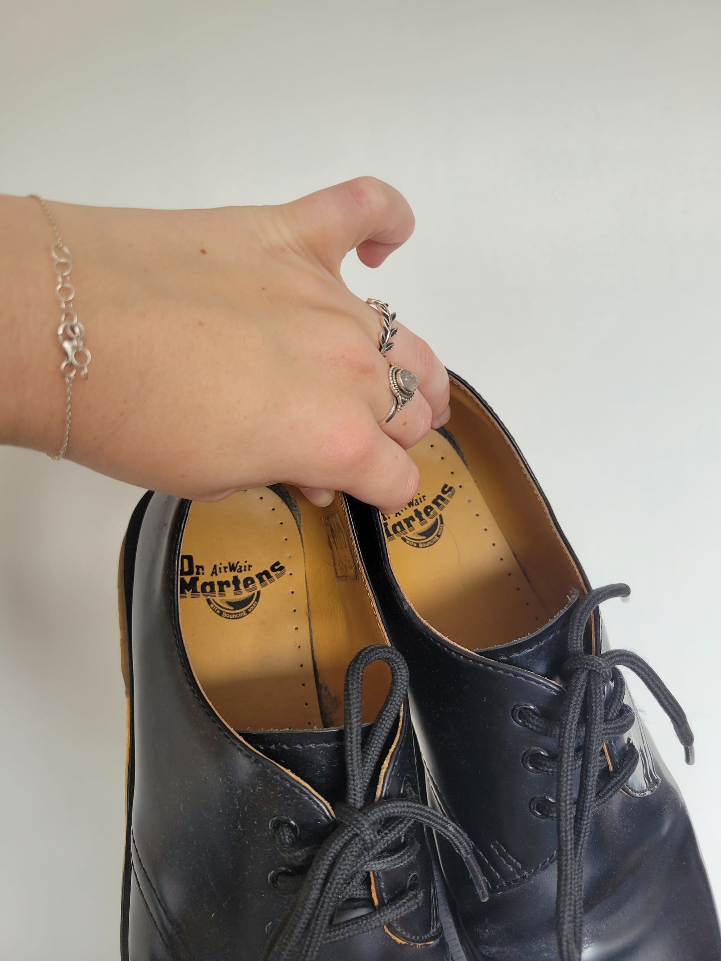 Ink & Soles - lage Dr. Martens in lakzwarte kleur - maat 39