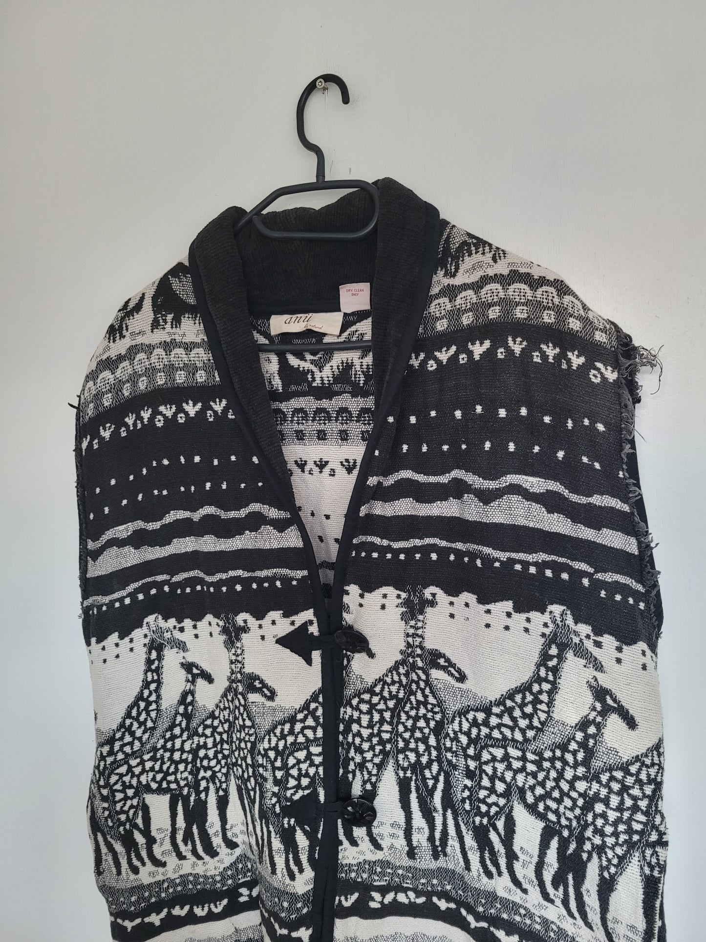 The Quiet Safari 🦒 - vintage tapestry bodywarmer met giraffes / safari afbeelding - maat L
