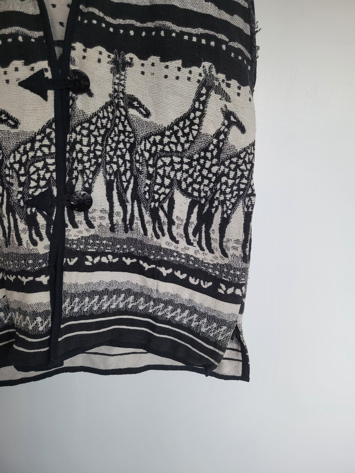 The Quiet Safari 🦒 - vintage tapestry bodywarmer met giraffes / safari afbeelding - maat L