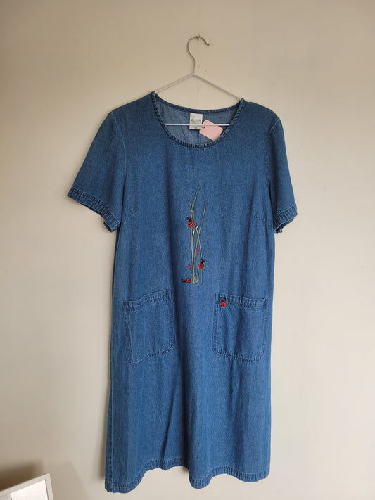 The Ladybug - vintage denim jurk met geborduurde lieveheersbeestjes - maat M/L