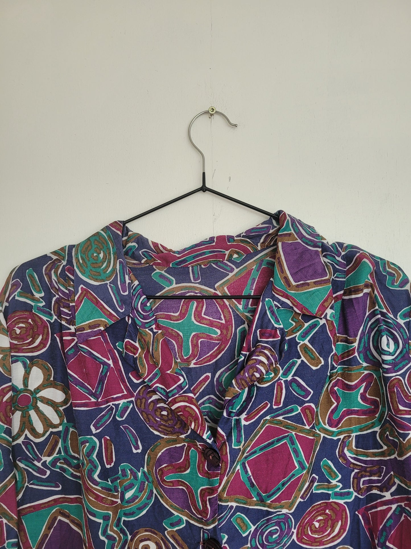 Fun and Funky - vintage blouse in diep paarse/blauwe kleuren met abstracte vormen en bloemen - maat M/L
