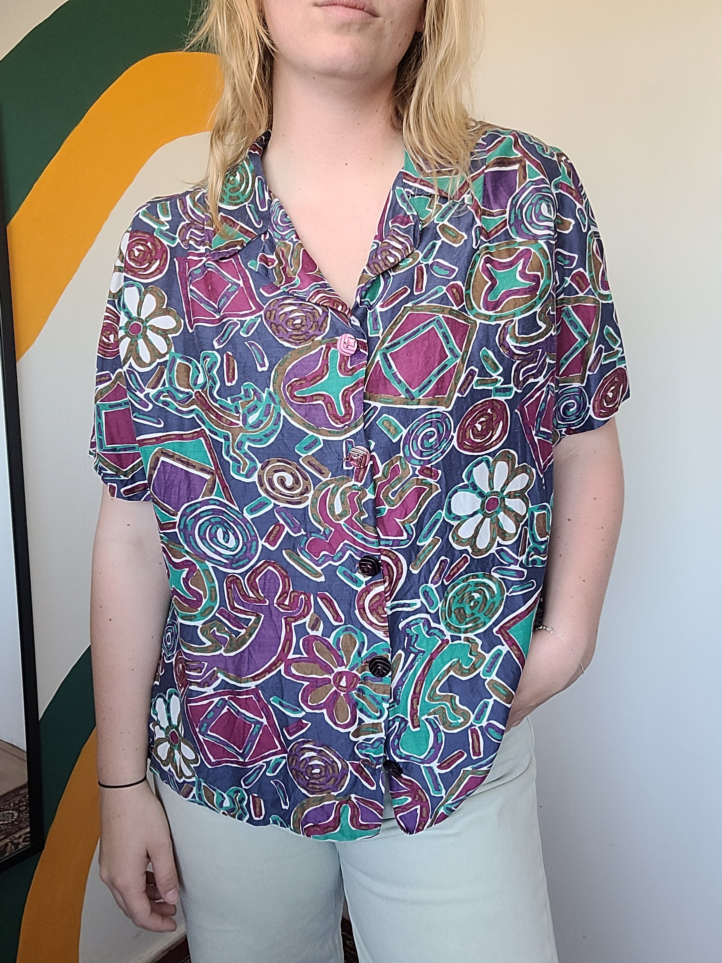 Fun and Funky - vintage blouse in diep paarse/blauwe kleuren met abstracte vormen en bloemen - maat M/L