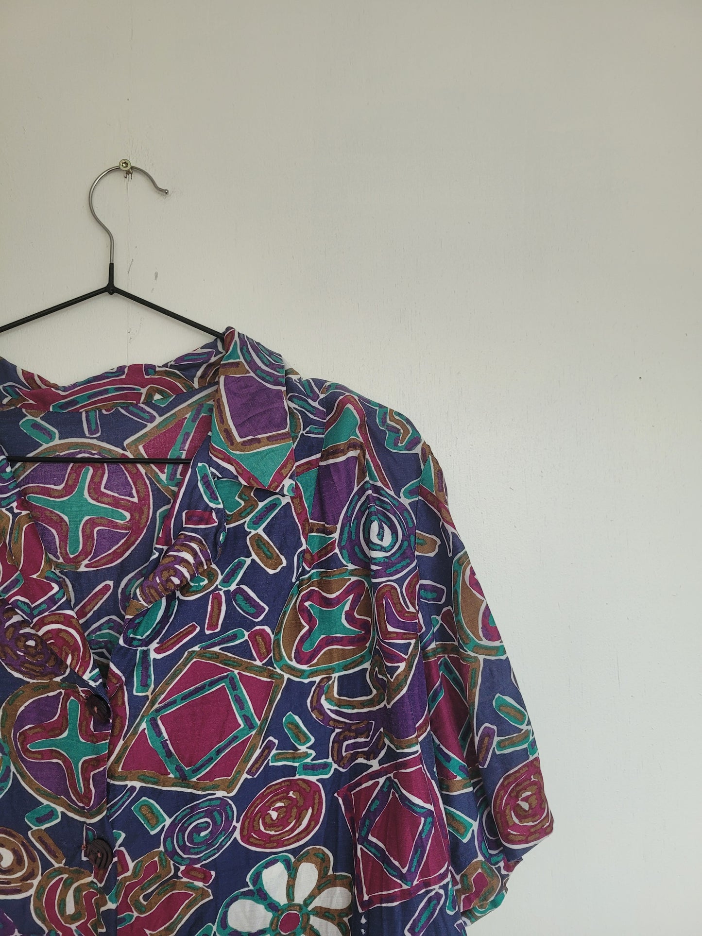 Fun and Funky - vintage blouse in diep paarse/blauwe kleuren met abstracte vormen en bloemen - maat M/L