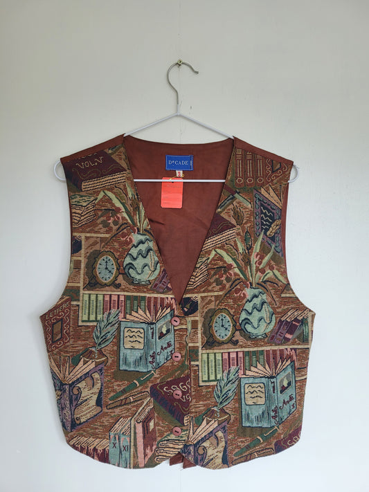 The Collector's Vest - vintage tapestry gilet met o.a. boeken, klokken en vazen - maat M/L