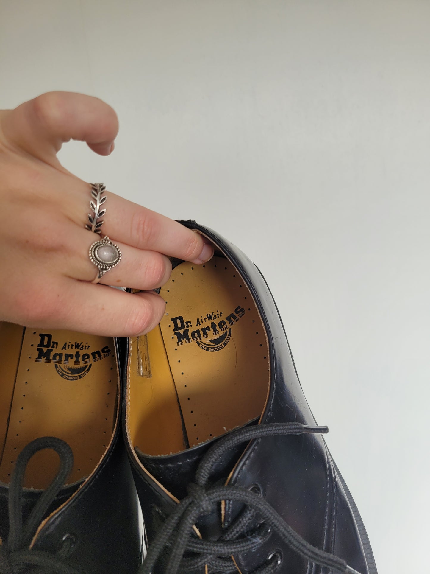 Ink & Soles - lage Dr. Martens in lakzwarte kleur - maat 39