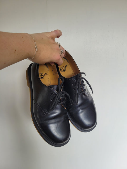 Ink & Soles - lage Dr. Martens in lakzwarte kleur - maat 39