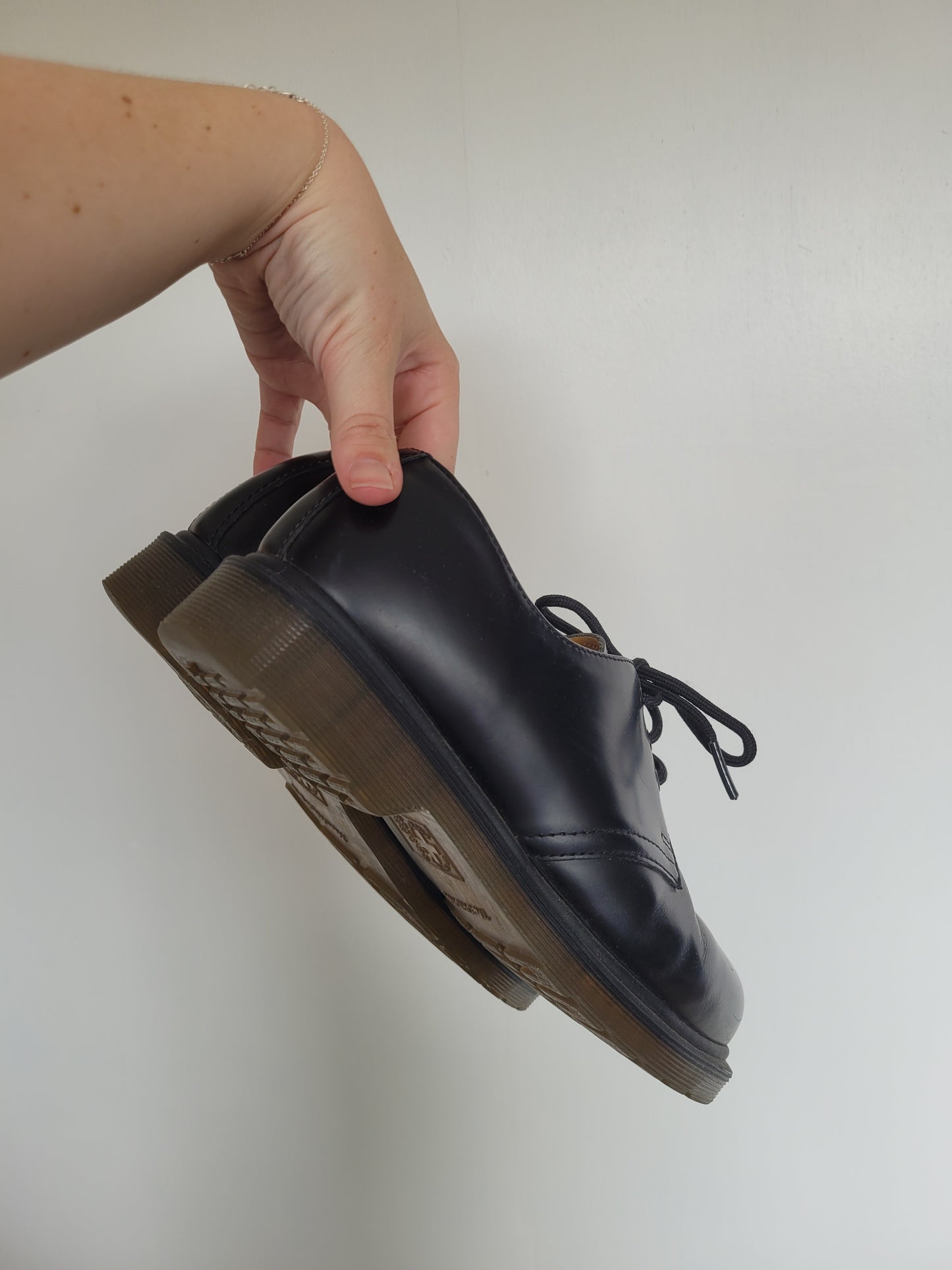 Ink & Soles - lage Dr. Martens in lakzwarte kleur - maat 39