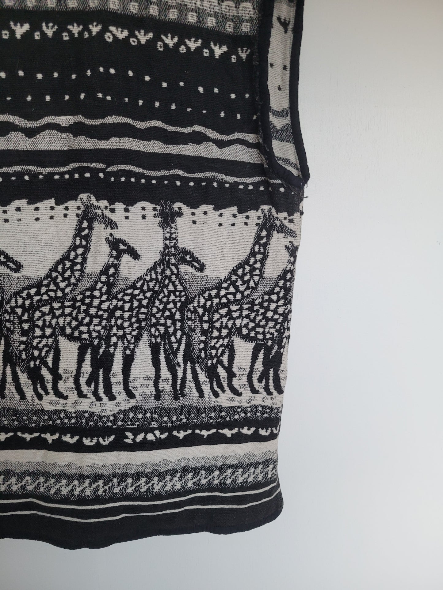 The Quiet Safari 🦒 - vintage tapestry bodywarmer met giraffes / safari afbeelding - maat L