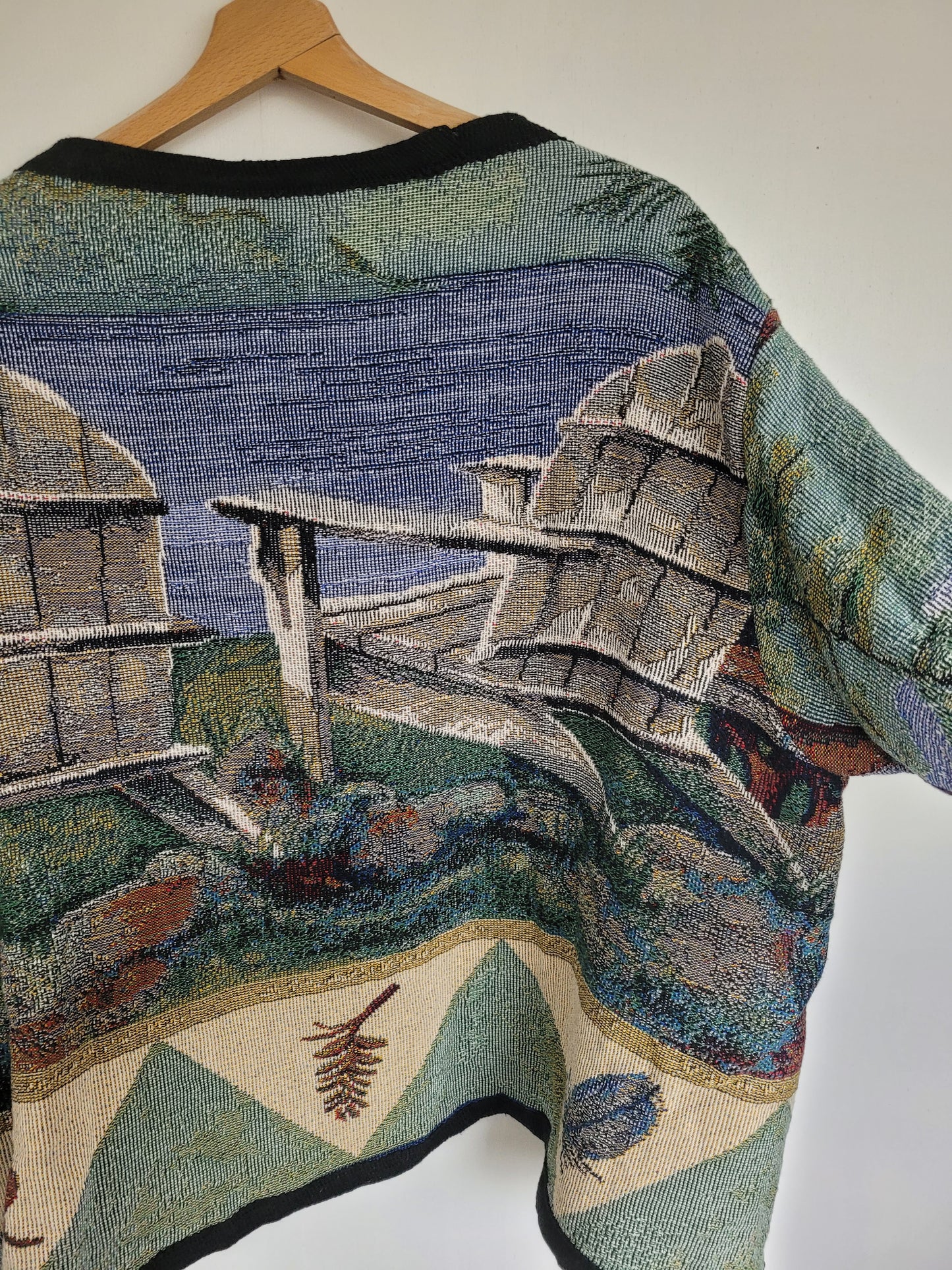 Still Waters - vintage tapestry jasje met aan de achterkant twee stoelen langs het water - maat L/XL