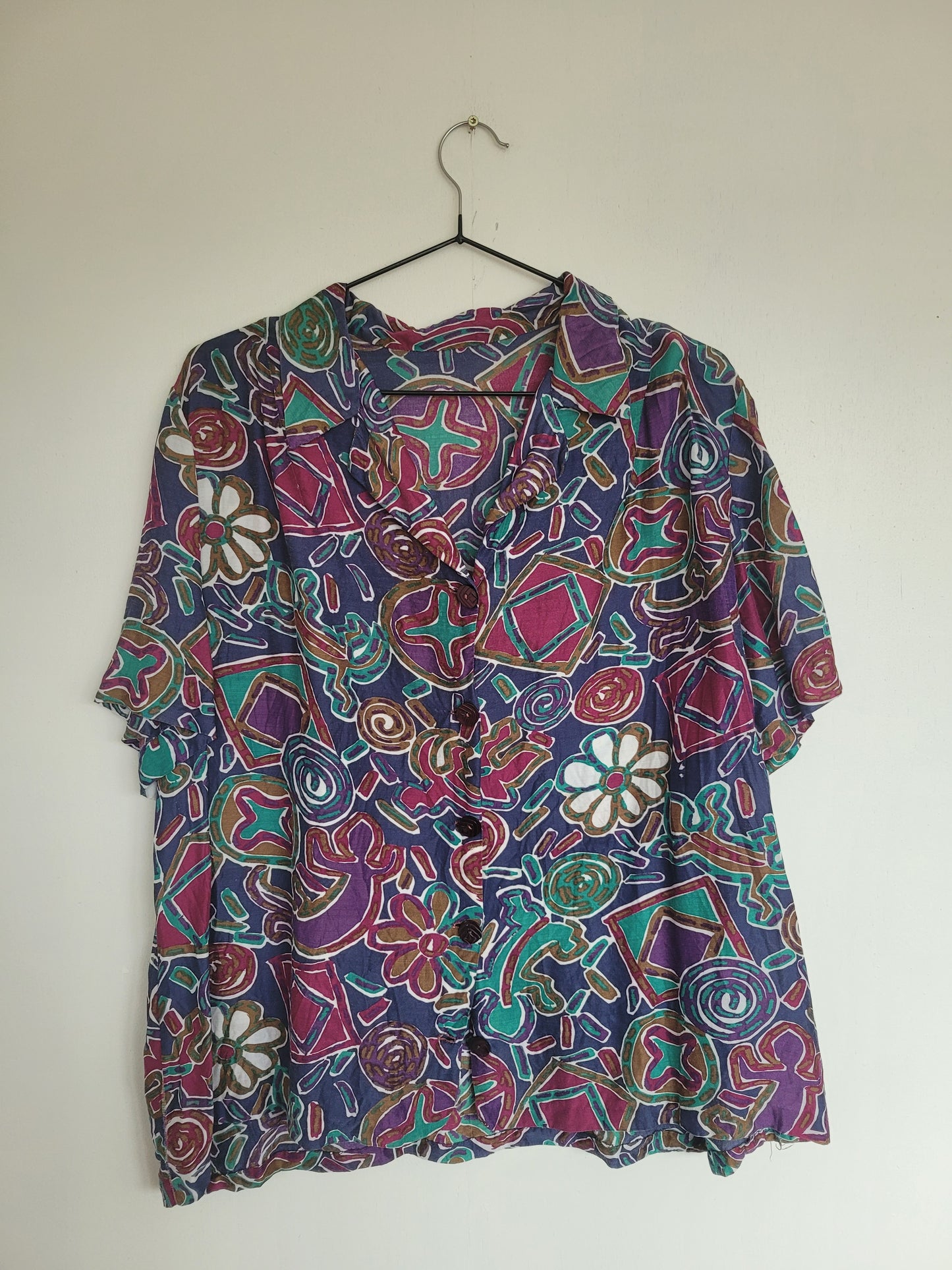 Fun and Funky - vintage blouse in diep paarse/blauwe kleuren met abstracte vormen en bloemen - maat M/L