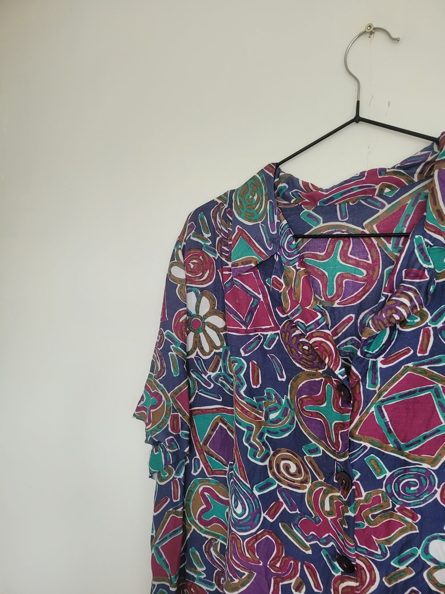 Fun and Funky - vintage blouse in diep paarse/blauwe kleuren met abstracte vormen en bloemen - maat M/L