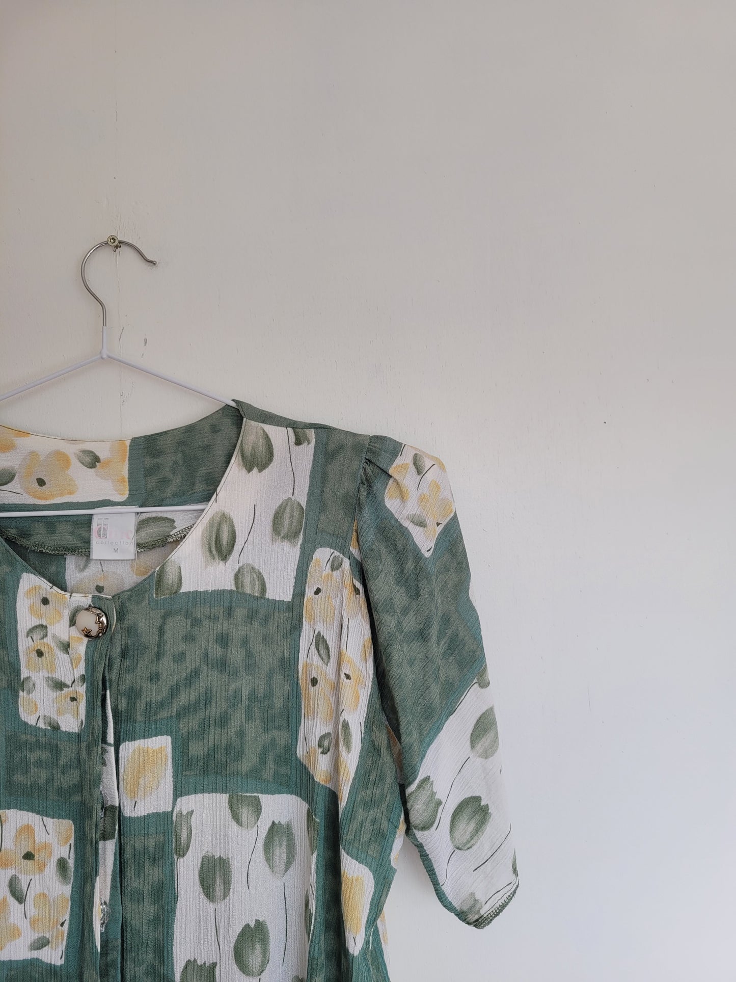 Green Tulips - elegante vintage blouse met lichtgroen bloemen patroon - maat M