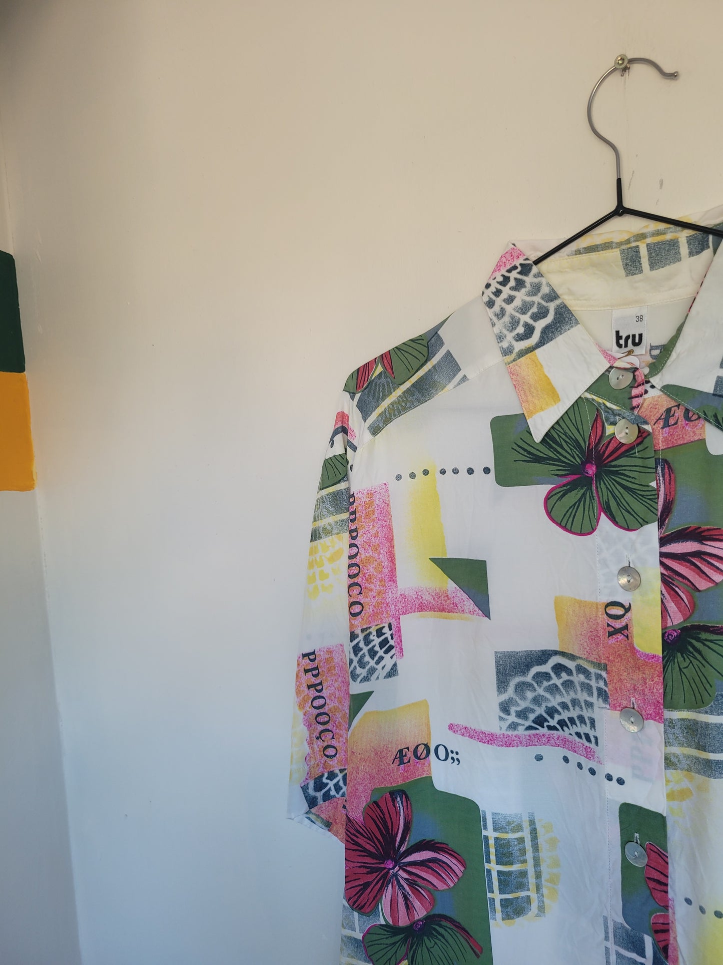 Funky and Free - vintage blouse met vlakken en bloemen patronen - maat L
