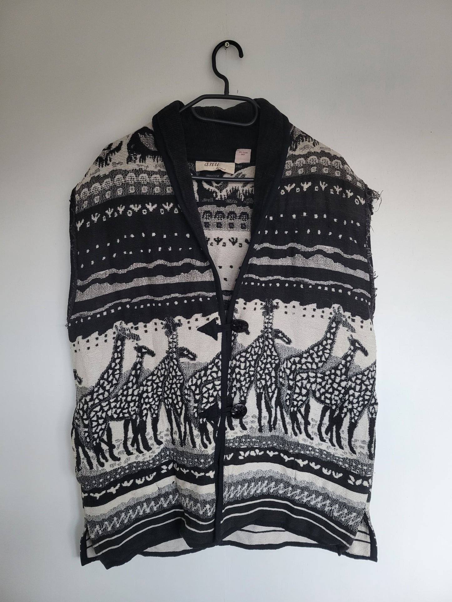 The Quiet Safari 🦒 - vintage tapestry bodywarmer met giraffes / safari afbeelding - maat L