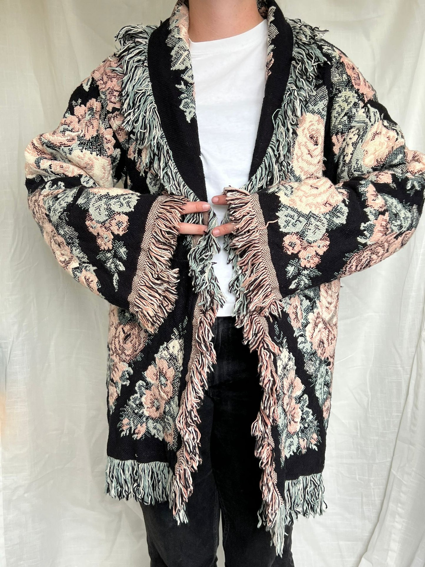 Rose Reverie - vintage tapestry jas met lichtroze rozen patroon - oversized vanaf maat M, te dragen tot XL/XXL