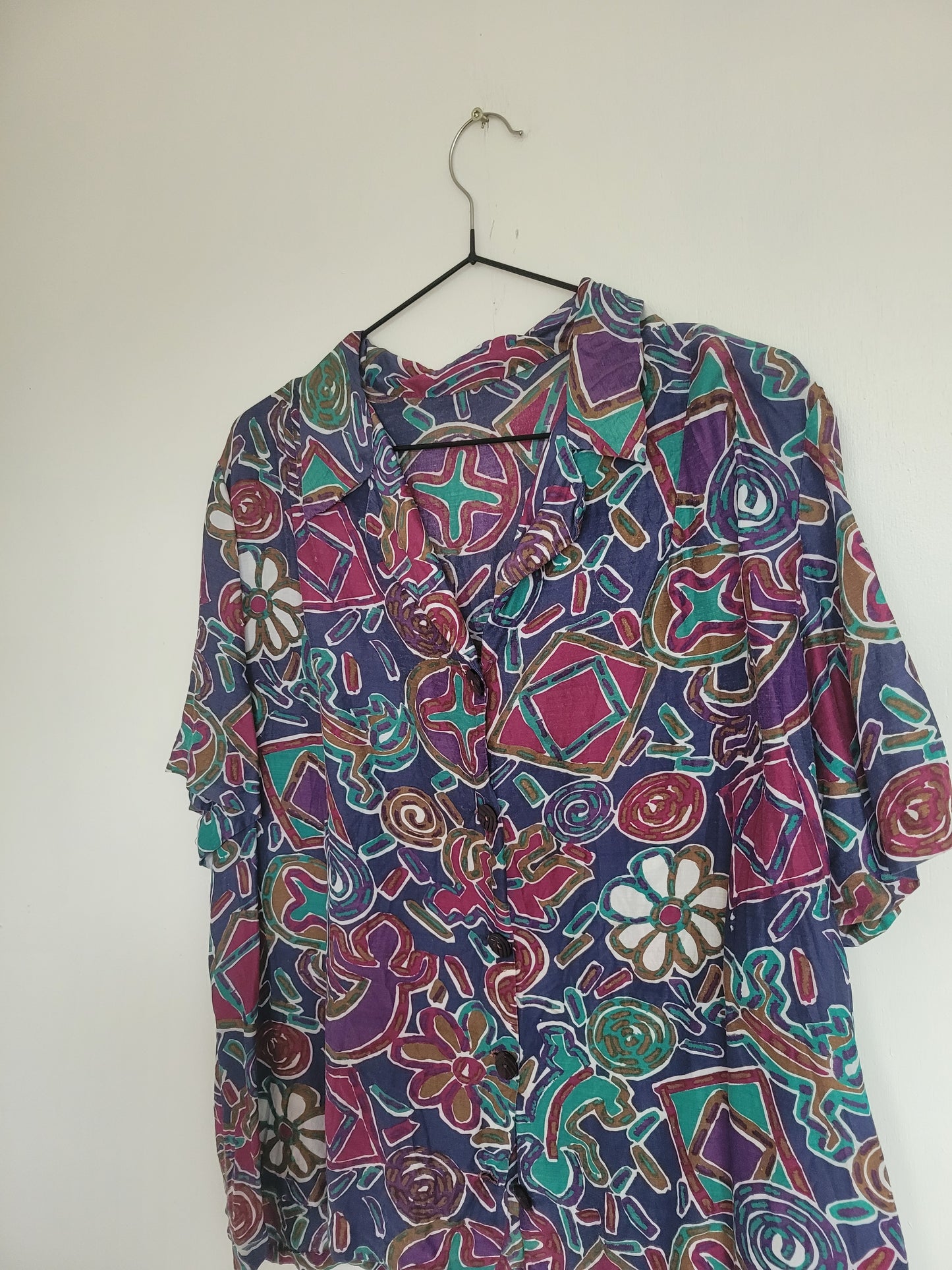 Fun and Funky - vintage blouse in diep paarse/blauwe kleuren met abstracte vormen en bloemen - maat M/L