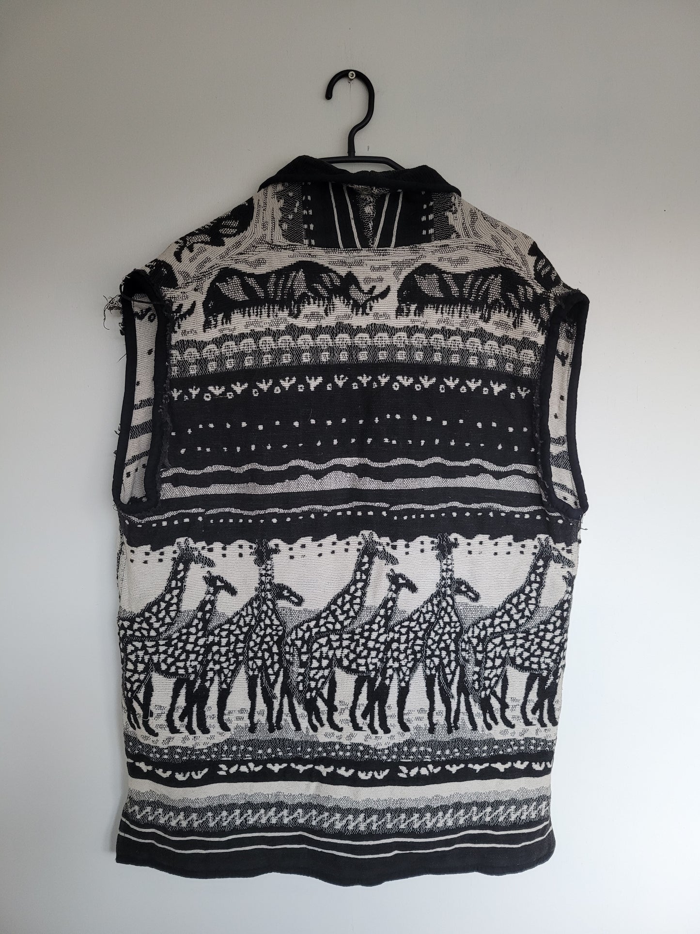 The Quiet Safari 🦒 - vintage tapestry bodywarmer met giraffes / safari afbeelding - maat L
