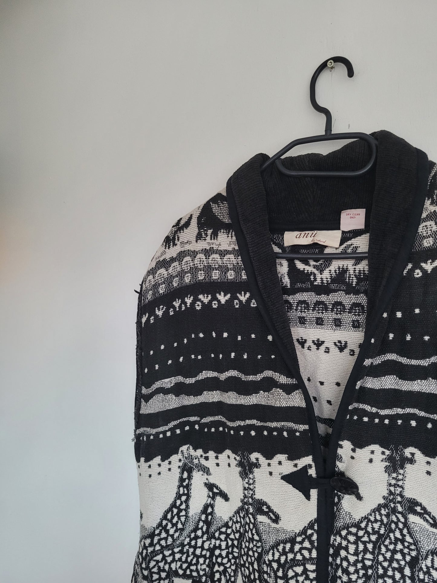 The Quiet Safari 🦒 - vintage tapestry bodywarmer met giraffes / safari afbeelding - maat L