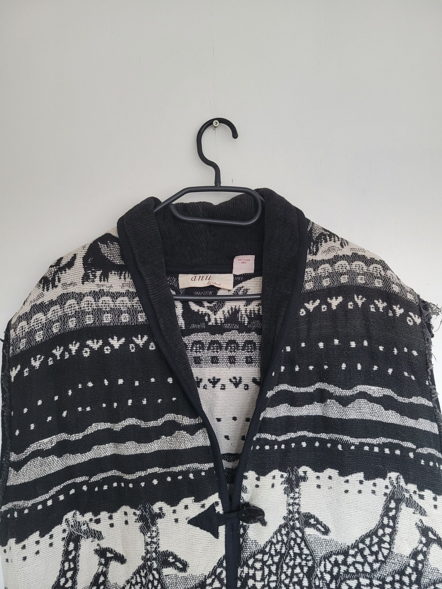 The Quiet Safari 🦒 - vintage tapestry bodywarmer met giraffes / safari afbeelding - maat L