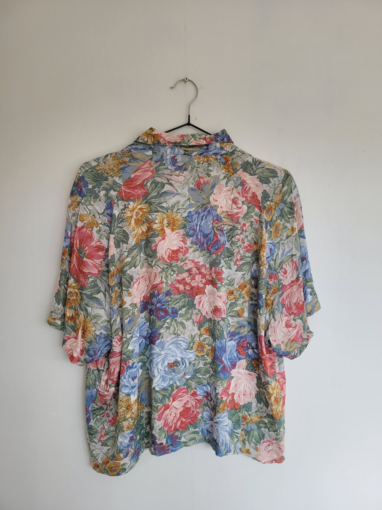 Like a Painting - vintage blouse met opvallend, maar zacht, bloemenpatroon - maat L