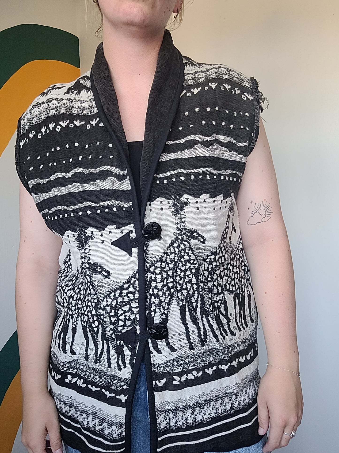 The Quiet Safari 🦒 - vintage tapestry bodywarmer met giraffes / safari afbeelding - maat L