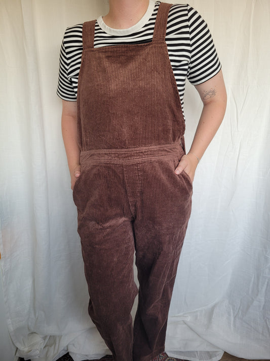 The Gatherer 🧺 - vintage dark brown corduroy dungarees - size M/L
