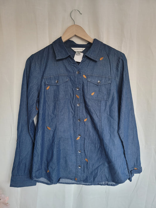 Falling for Denim 🍂 - vintage denim blouse with embroidered leaves - size S