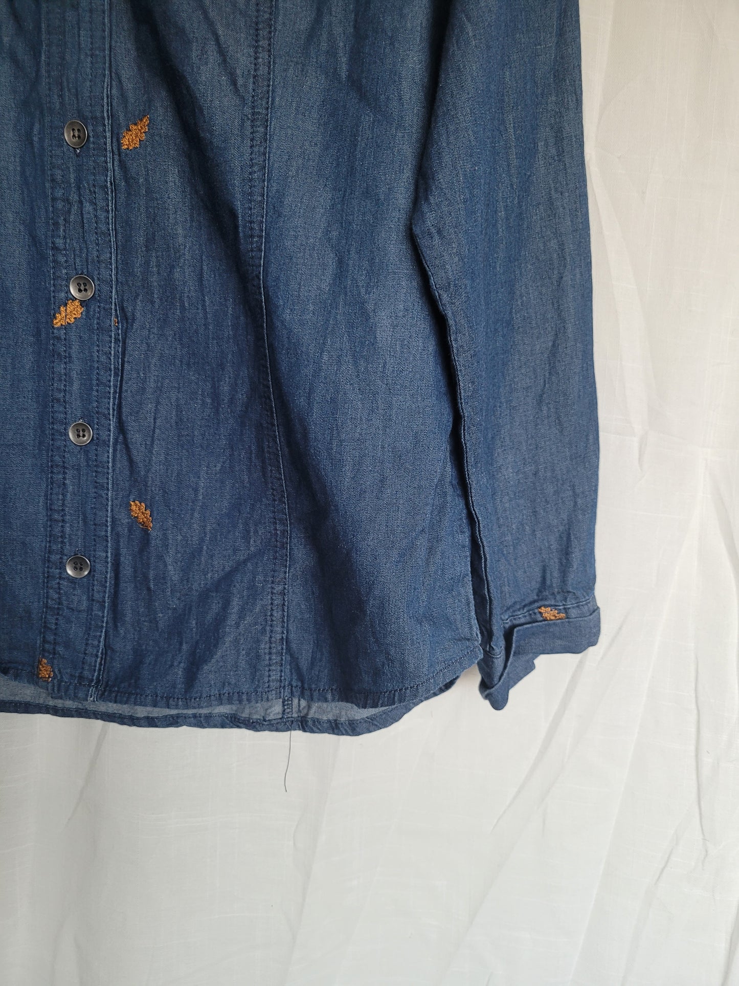 Falling for Denim 🍂 - vintage denim blouse with embroidered leaves - size S
