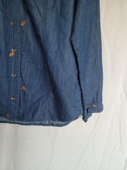 Falling for Denim 🍂 - vintage denim blouse with embroidered leaves - size S
