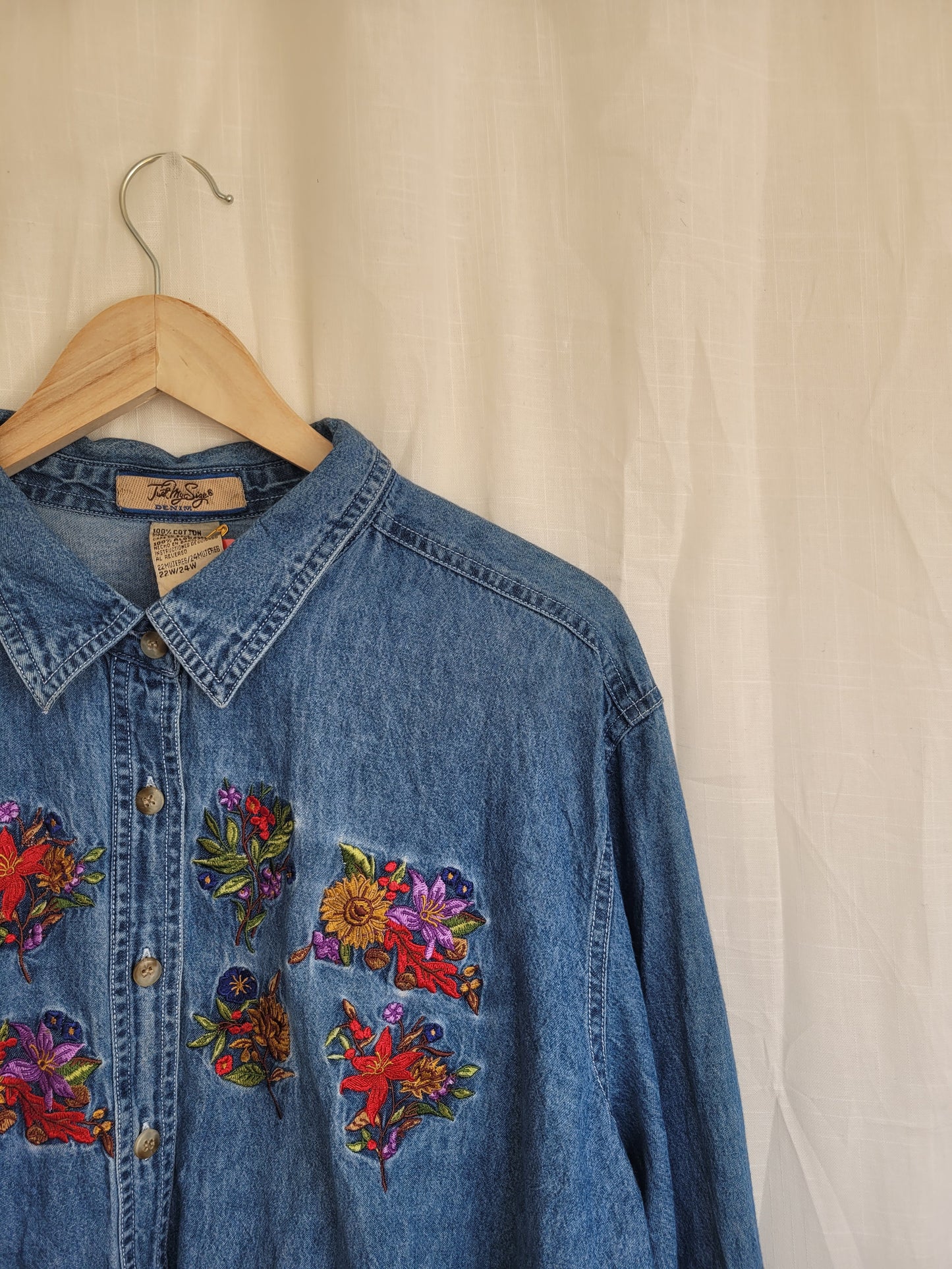 Golden Harvest 🌾 - vintage denim blouse with embroidered flowers - size XL/XXL