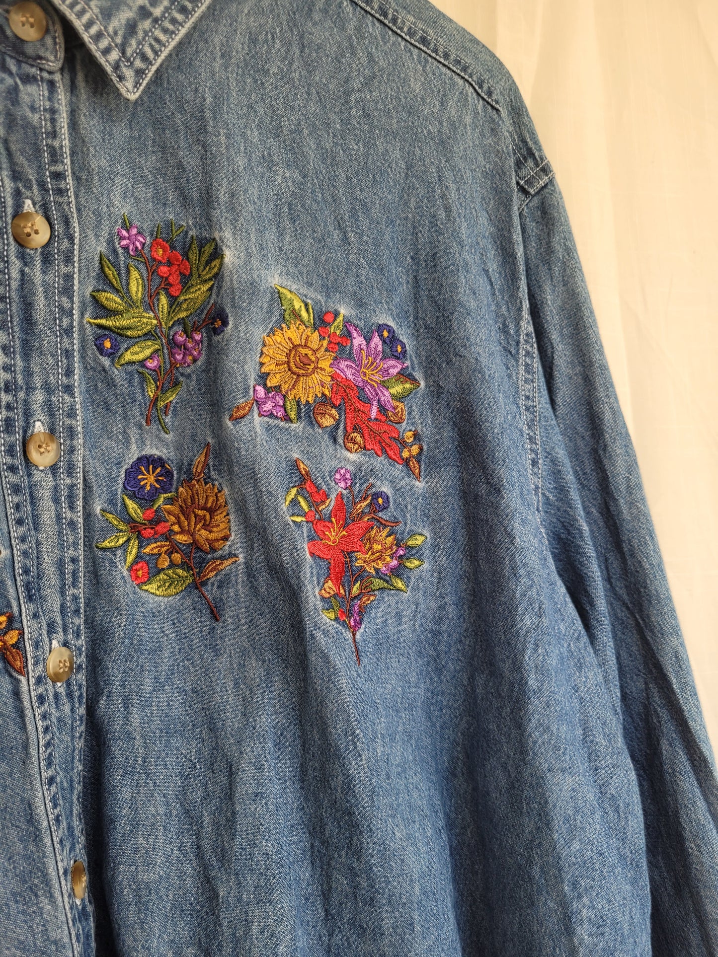 Golden Harvest 🌾 - vintage denim blouse with embroidered flowers - size XL/XXL