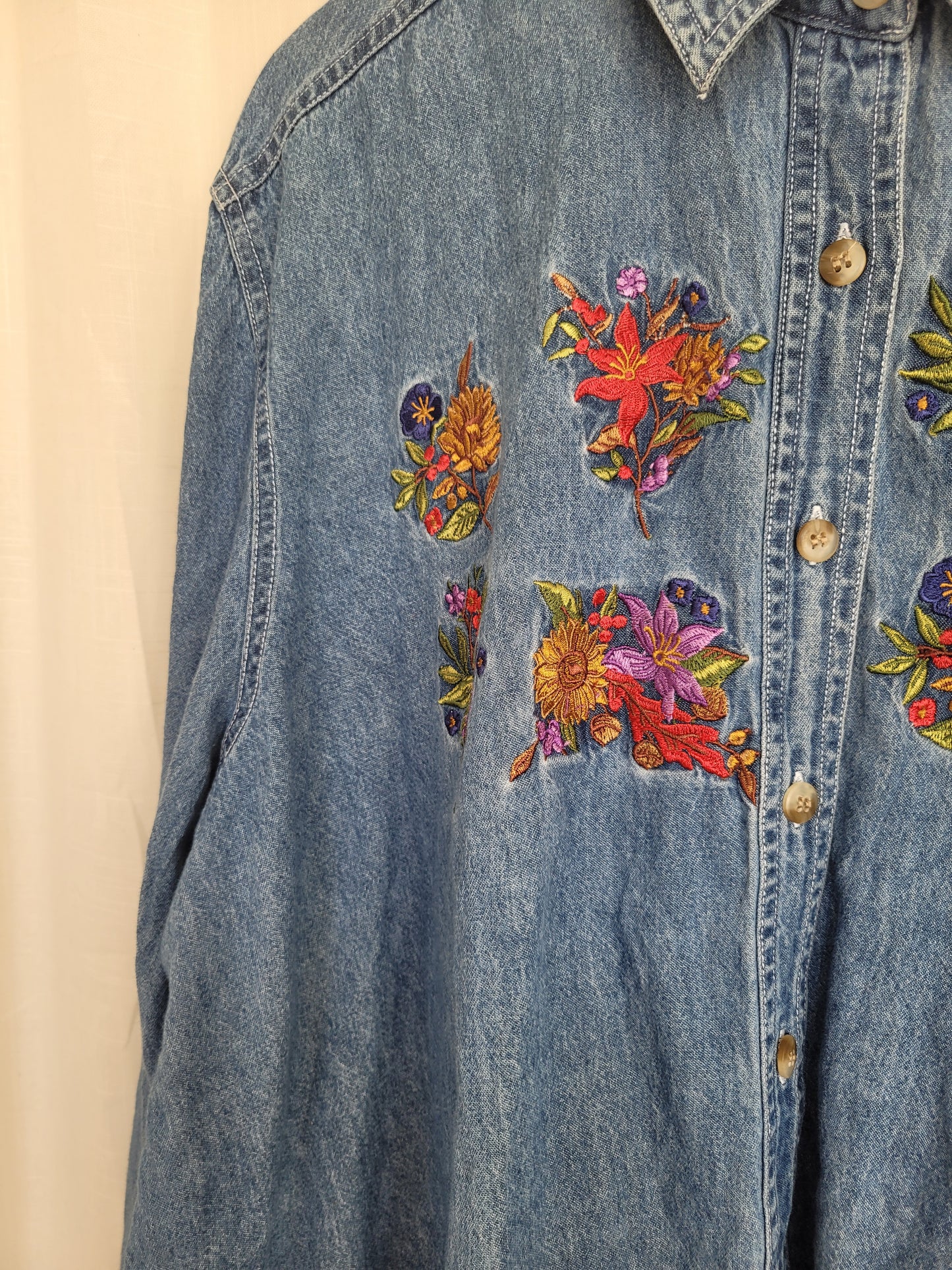 Golden Harvest 🌾 - vintage denim blouse with embroidered flowers - size XL/XXL
