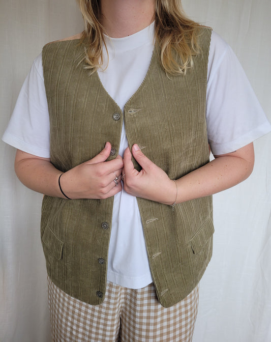 🍂 Dawn’s Stillness - vintage khaki colored corduroy vest - size L/XL